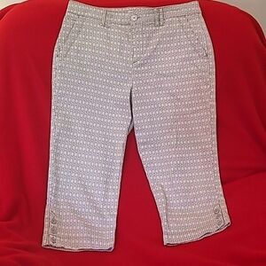 GLORIA VANDERBILT Capri pants.  2 side pockets & 2 back pockets. Sz 8P